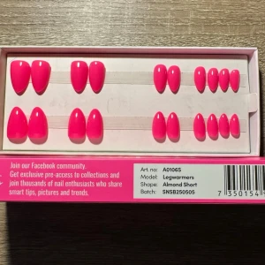 Neonrosa almond press-on naglar - Säljer ett set med neonrosa press-on naglar i formen almond short. Perfekta för dig som vill ha en färgstark look och snygga naglar på nolltid. Kommer i flera storlekar för bästa passform och levereras i en rosa förpackning. Säljes utan tillbehör och storlekar x2.