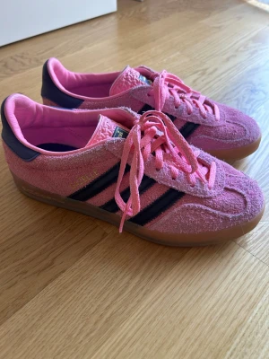 Adidas Gazelle strl 37 1/3  - Fint skick, knappt använda. Storlek 37 1/3