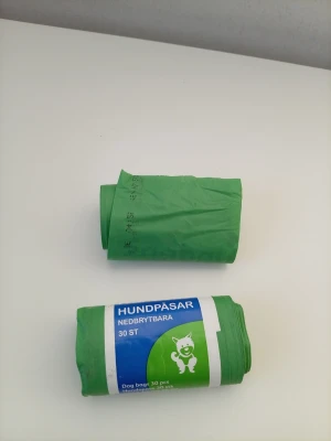 Gröna nedbrytbara hundpåsar - Två rullar med gröna nedbrytbara hundpåsar, en med etikett där det står 'Hundpåsar Nedbrytbara 30 st'  obs nån ä tagen av den ena. och en utan etikett. Perfekt för hundpromenader och miljövänlig hantering av hundbajs. 