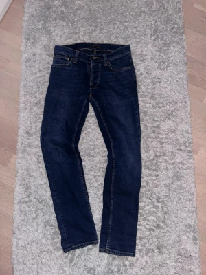 Nudie Jeans - Snygga mörkblå nudie jeans i storlek W29 L30 och i modellen Grim Tim. Tveka inte att komma med frågor eller prisförslag!💫