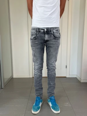 Replay Anbass Hyperflex Jeans  - Säljer nu dessa Replay Anbass Hyperflex Jeans, W29 o L32 med mått ca 37,5 o 105 cm. skriv för fler bilder/frågor🙌🏼