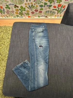 7 for all mankind jeans  - Snygga blåa slim jeans med slitningar från 7 for all mankind. De är sparsamt använda och nästintill nyskick. Nypris 2500. Stl w30, l32