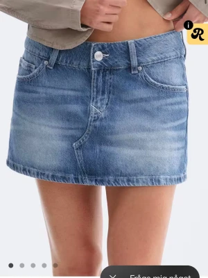 Blå jeanskjol  - Trendig blå jeanskjol i minilängd med klassisk femficksdesign och bälteshällor. Kjolen har en låg midja och är gjord i slitstarkt denimtyg. Från Gina tricot i storlek 32, helt ny utan lappar!!😚populär och slutsåld!!