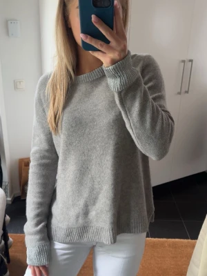 Ljusgrå stickad tröja - Nypris: 3399kr. Mysig ljusgrå stickad tröja med rund halsringning och ribbade muddar vid ärmslut och nederkant. Materialet ser ut att vara mjukt och skönt, troligen bomull eller ullblandning. Jag använder storlek xs-m i kläder och den passar mig bra men den är storlek L, lite oversized fit på mig! 