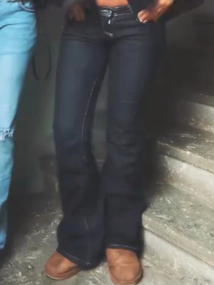 Low bootcut jeans - Snygga mörkblå bootcut jeans med låg midja och vita sömmar från gina, de är egentligen i 170 på barnavdelningen men sitter som en Xs/S!!💙knappt använda och inga synliga defekter!
