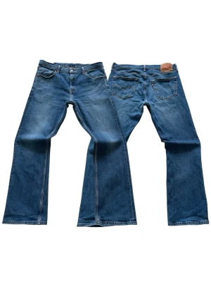 Blåa Levis 527 Bootcut Jeans Rare Storlek W34 L30 - Mycket fina Levis Jeans i blå färg. | Jeansen är i mycket bra skick och sparsamt använda. |  Äkta som allt annat jag säljer! ✅ |  Storlek: W34 L30  | Skick: Mycket Bra Skick | Färg: Blå | Märke: Levis | Modell: Jeans |   Hör gärna av dig vid frågor så svarar jag så fort jag kan! 😁 |  (SKU - 216)