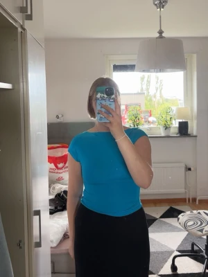 Blå topp med öppen rygg - En superfin topp med öppen rygg perfekt att ha till fest☺️