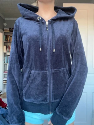 Sammet zipup hoodie - Mjuk och varm hoodie med dragkedja och luva. 