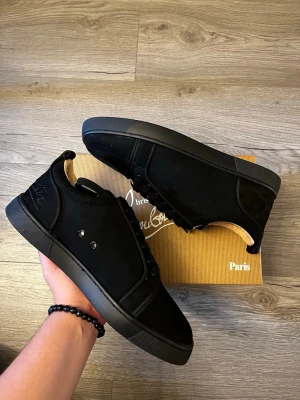 🖤 Christian Louboutin Sneakers 🖤 -  ✅ Stilren helsvart design ✅ Lyxig mocka av hög kvalitet ✅ Bekväma och eleganta ✅ Originalkartong ingår 📦 ✅ Perfekta till både vardag och fest  ✨ Ett par exklusiva sneakers som sticker ut med sin tidlösa design och premiumkänsla. Passar dig som vill kombinera komfort med lyx.