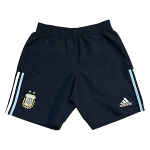 Adidas Argentina  Ovanliga Shorts - Säljer dessa mycket ovanliga fotbollsshorts av Argentina. Dessa är vintage och säljs inte längre. De är bibehållna i mycket fint skick.