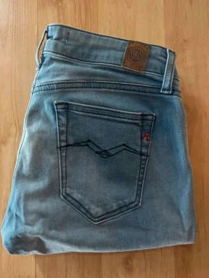 Replay jeans  - Snygga ljus blåa jeans från Replay, i en skinny passform. Midja 33cm, längd 96cm. Obs storlekslapp saknas men jag skulle uppskatta till W27 L30 - men utgå alltid efter mått! JAG SKICKAR EJ FLER BILDER NÄR JAG BÄR JEANSEN! för bättre inblick i passformen rekommenderar jag att googla på modellnamnet. För storleksguide kolla måtten noggrant då jeansen alltid kan vara uppsydda heller krympta och jag ej tar emot returer :) s6,3