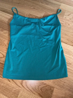 Topp Gina tricot stl XXS - Topp från Gina Tricot i storlek XXS, men kan även passa XS (se sista bilden för att se hur den sitter på någon med XS). Endast använd en gång, så i nyskick.  