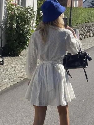 Zara  klänning  - Klänning köpt få Zara för cirka tre år sedan. Knappt använd. Har knyte i midjan som går att knyta bak eller fram. Använd köp nu för snabb och smidig affär!! 💕🙌🏼