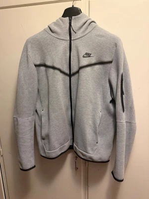 Nike tech fleece - Säljer min Nike Tech Fleece i fint skick i storlek L. Perfekt till vardags eller träning. Hör gärna av dig vid intresse!