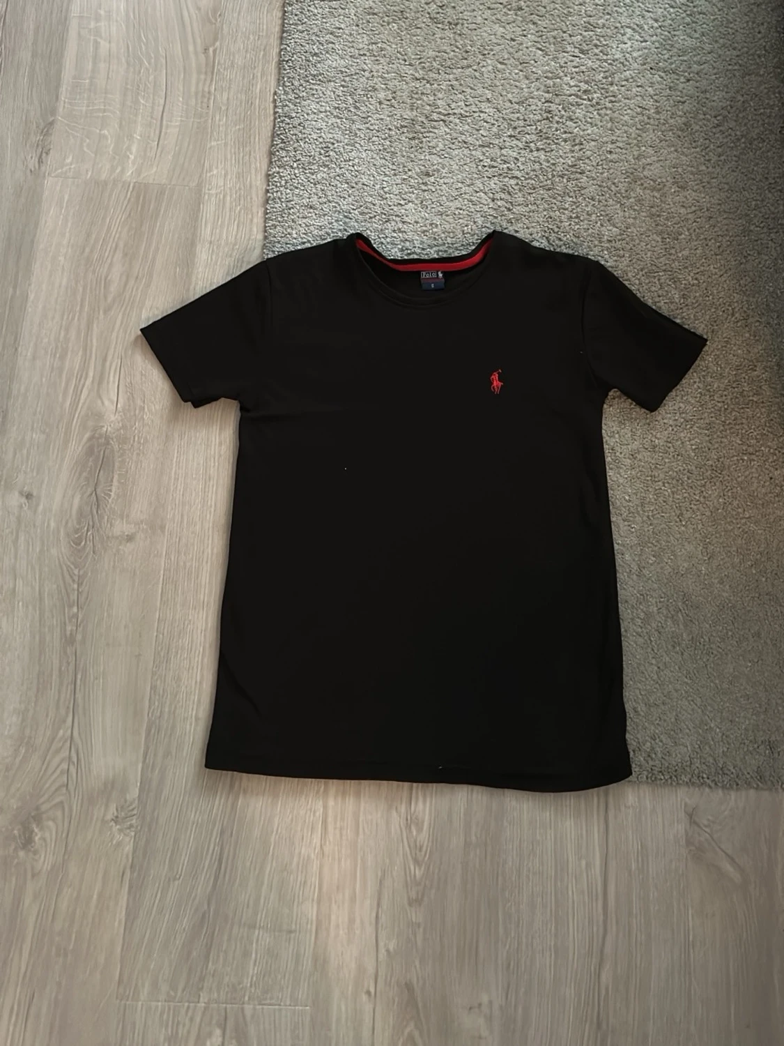 Svart t-shirt med röd brodyr