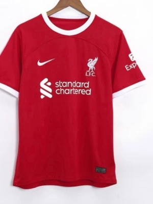 Liverpool röd matchtröja Nike - Liverpool FCs officiella matchtröja i rött med vita detaljer. Tröjan har klubbens logga och Nike-logga på bröstet samt sponsortryck framtill. Tillverkad i ett lätt och ventilerande material, perfekt för fotboll eller träning. Rund halsringning och korta ärmar.