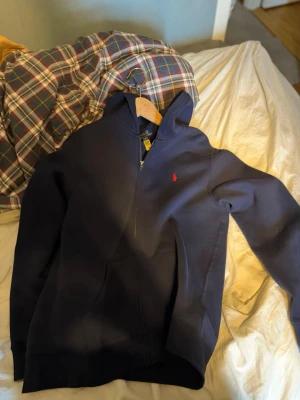  Polo Ralph Lauren zip  - Helt ny polo Ralph lauren tog bort prislappen för att jag tänkte ta på mig den men gjorde alldrig det och prislappen är borta, äkta köptes nyligen. Borde passa dig som är vid 178cm o mer!