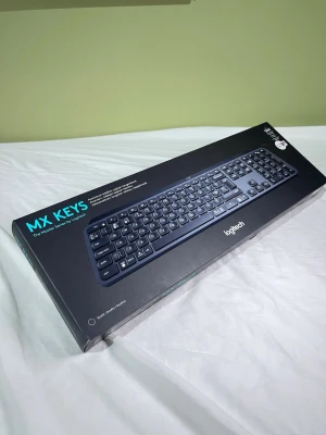 Logitech MX Keys  - Säljer ett Logitech MX Keys trådlöst tangentbord i svart. Tangentbordet har låg profil, numerisk del och bakgrundsbelysta tangenter. Kompatibelt med Windows, Mac, Linux, iOS och Android. Perfekt för dig som vill ha ett snyggt och smidigt tangentbord till datorn.