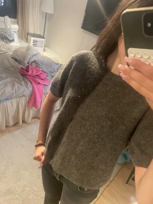 Brun stickad t-shirttröja - Mysig brun stickad t-shirttröja med korta ärmar och rund hals från Gina tricot. Tröjan har en rak och avslappnad passform, perfekt för lager-på-lager eller som den är.