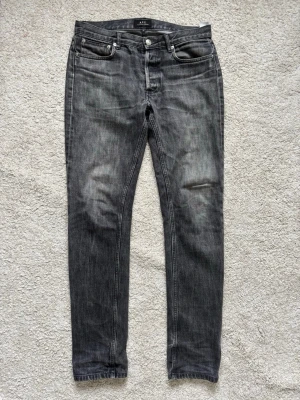 Apc keans - Super snygga apc jeans i stolen 30. Snygga fades och washed. Inga defekter! Riktigt kvalité jeans för endast 649kr! Modellen är petit 