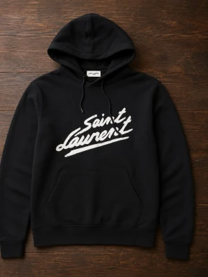 Svart Saint Laurent hoodie med tryck - Snygg svart hoodie från Saint Laurent i nyskick. Sällsynt modell. Passar S. Finns frågor är det bara att höra av sig!