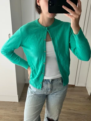 Kofta med rund hals - Snygg turkos ish kofta med rund halsringning och knappar framtill. Köpt på en vintage butik i Italien,  i mycket fint skick 