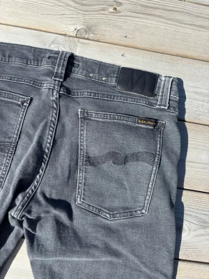Nudie jeans - Säljer dessa snygga nudie jeansen i modellen long john, storlek w32, L34!          De är i mycket fint skick, inga defekter!       Kom gärna med frågor och prisförslag!