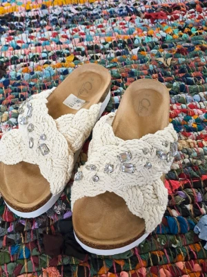 Nyskick Clou sandaler stl 39/ 499kr  - Jättefina sköna beiga/vita sandaler i nyskick då de endast testats en gång. Är dessvärre lite för stora. Alla stenar finns och skön sula och perfekt till sommaren/tidig höst 🌺 Stl 39 och nypris 499kr.