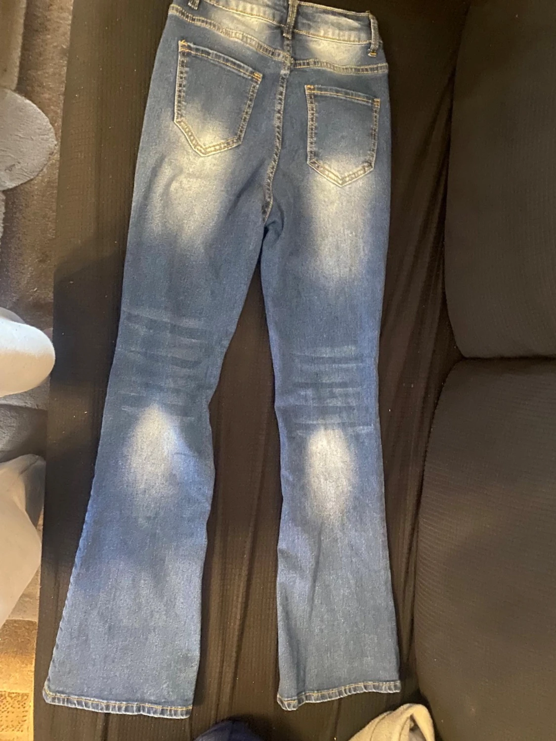Blå bootcut jeans med slitningar
