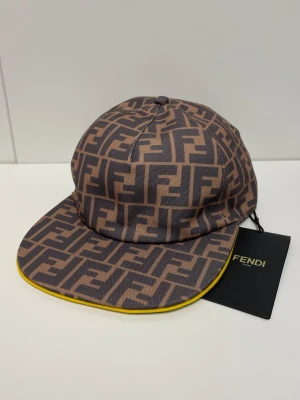 Fendi Keps  - Helt ny aldrig använd. Storlek no size. Snabb frakt.