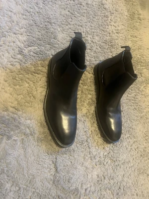 Svarta Chelsea boots i skinn - Ett par Chelsea boots har ej använts ute bara testat 