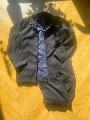 Komplett outfit   - Alla tre är i väldigt bra skick Svart Kappa (SHEIN) storlek L 72cm lång  Marinblå skjorta (SHEIN) storlek M Svarta byxorna (jack&jones  storlek 33/32.    Tveka inte att fråga något. Obs! Inga förhandlingar 
