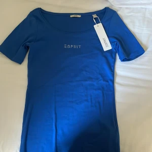 Esprit t shirt - säljer denna t-shirten från esprit då den aldrig kommit till användning, passformen är figursydd!!💓
