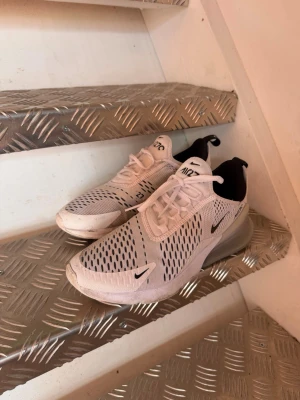 Nike 270 - Fina skor och priset går att diskutera om.