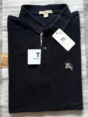 Burberry piké - Super fin svart burberry piké i storlek M, mycket fint skick utan några defekter eller liknande. Pikén är 100% authentic och är även äktighets verifierad. Nypris 4000kr mitt pris endast 1199kr! Hör av er vid frågor eller fler bilder. Mvh Trend closet😊🙌