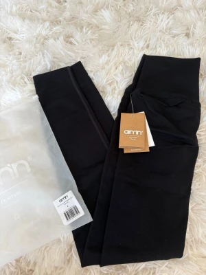 Svarta seamless tights från Aim'n - Säljer ett par svarta seamless tights från Aim'n i modellen Black Shape. De har hög midja, tight passform och är tillverkade i ett stretchigt material som formar sig efter kroppen. Perfekta för träning eller chill dagar. Snygg och enkel design utan sömmar.