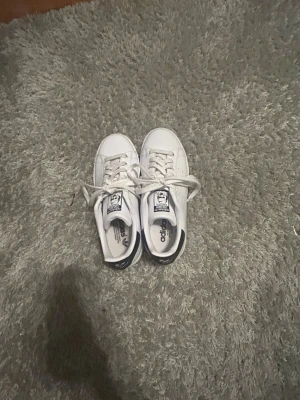 Vita Adidas Stan Smith sneakers - Klassiska vita Adidas Stan Smith sneakers i läder. Dem är i storlek 38 och säljs pga att dem var för små. Dem är andvönda en gång och har ett mycket bra skick. Skriv gärna för frågor eller prisförslag💕