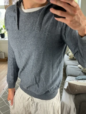 Hoodie Stickad Grå - Unik och sjukt snygg! Mått: A:50 B:50 C:43 D:63 (cm) Skriv vid fundering 😇🙌