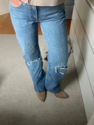 Blå raka jeans med slitningar - Säljer dessa jättefina jeans från Zara med slitningar vid knäna. Helt nya med prislapp kvar💕