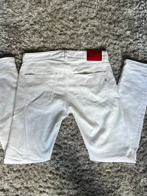 DonDup jeans - DonDup limited edition vita herr jeans, storlek 33. Nypris 3600kr.