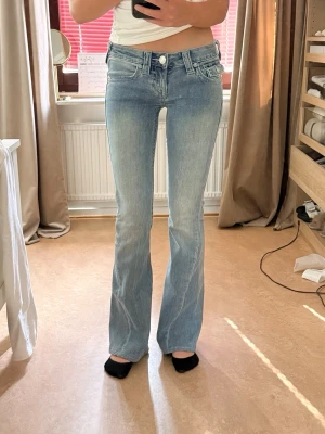 True religion low rise flare - True religion joey low rise flare/bootcut i storlek W23 L32, knappt använda🤍