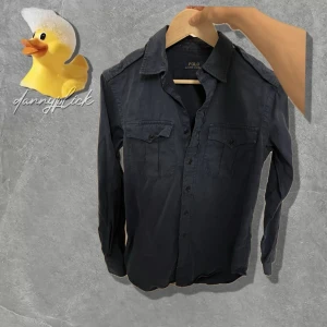 Mörkblå overshirt från Polo Ralph Lauren - Säljer denna mörkblåa overshirt från ralph lauren. Storlek XS: passar folk runt 164-176. Pris kan diskuteras. Skriv vid funderingar!