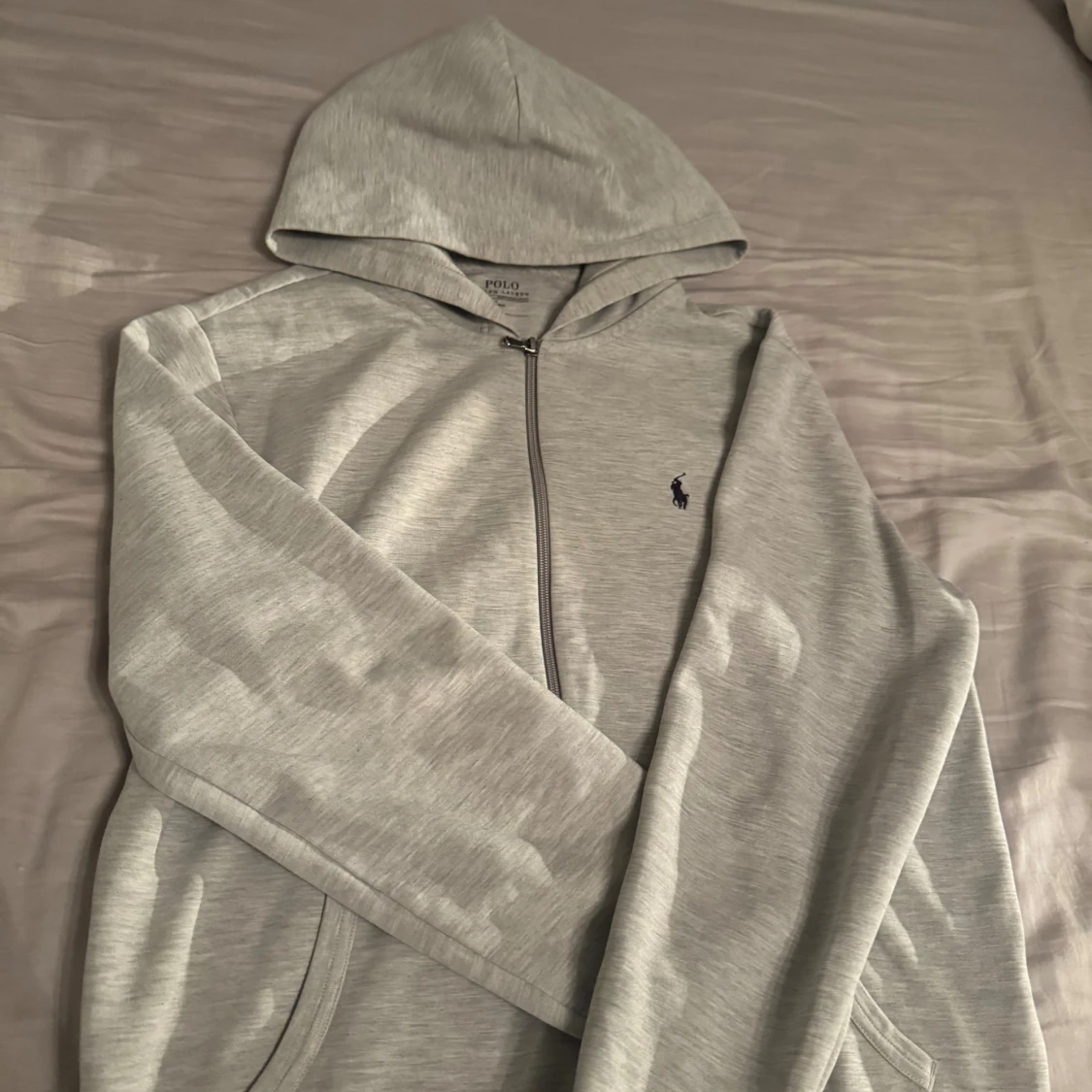 Ljusgrå hoodie från Polo Ralph Lauren