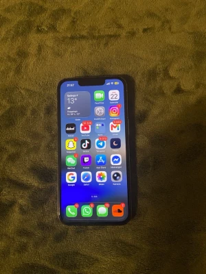 iPhone 13 Pro  - 📱iPhone 13 Pro Blå  Skärmen är tyvärr en kopia men en top klass kopia (Oled inte LCD)  🪫Batteriet behövs bytas också är just nu i 74% batteri kapacitet. Håller ungefär för 5-8 timmar beroende på vad du gör.   💖Förutom det jag har nämnt uppe fungerar mobilen utan tvekan. Priset är kan diskuteras. 💖  Om du vill ha leverans säg till.