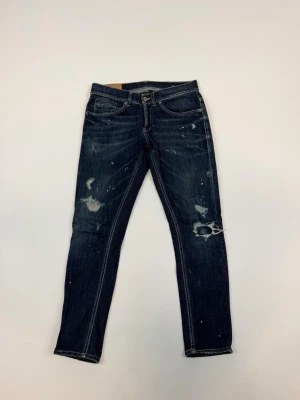 Dondup Jeans George  - Dondup Jeans George  Storlek 30 Ny pris 4000 kr Original slitningar från fabrik 