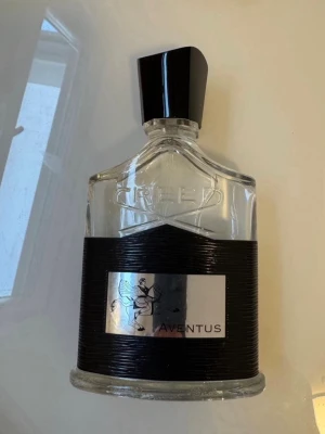 Creed aventus - 100 ml ny och oanvänd creed aventus parfym. Hör av dig vid intresse 