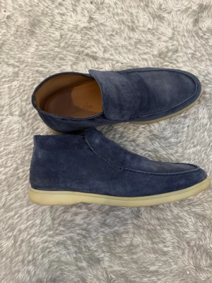 Aurelien City loafers - Aurélien city loafers i storlek 42. Skorna är tillverkade i Italien av 100% förstklassigt kalvskinn och mocka av högsta kvalitet. Färgen är en mycket elegant, djup blå nyans. Otroligt mjuka, bekväma och i mycket gott skick. Box och allt tillkommer.