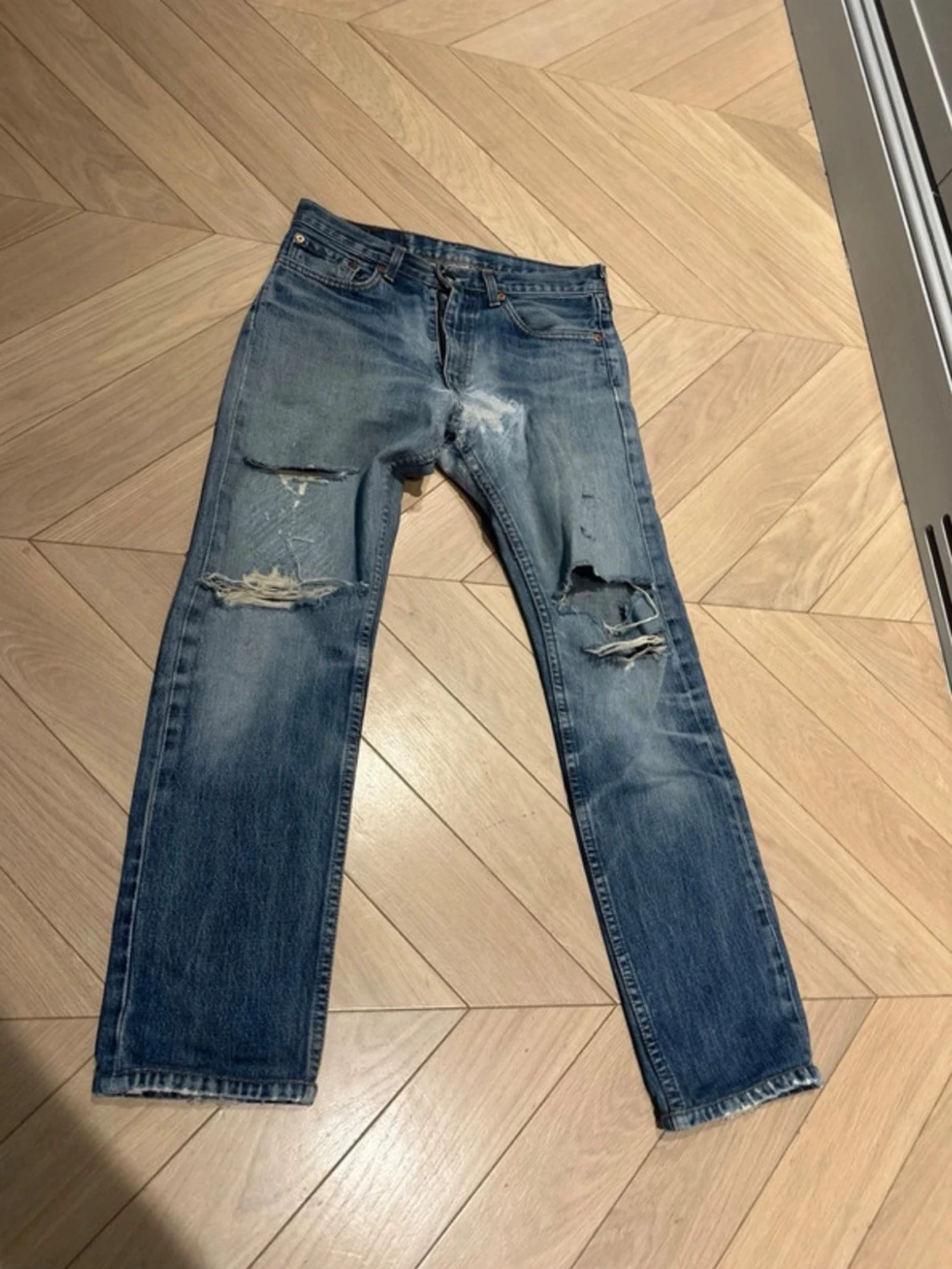 Galet snygga Levis med slitningar