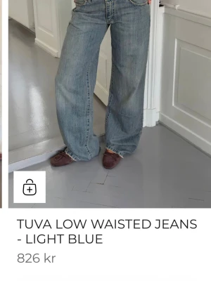 Ljusblå low waisted jeans från designby si - Säljer ett par ljusblå low waisted jeans med avslappnad, rak passform och vida ben. Jeansen har klassiska fem fickor och dragkedja med knapp. Perfekta för en chill och trendig look. Använda två gånger, säljer pga de är lite för små