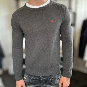 Stickad tröja - Mycket fint skick, inga defekter. Nypris ca 2000kr. Passar dig som är 175-185cm ungefär. Modellen är 185 cm, 75 kg. Alltid billigare pris vid köp av flera varor‼️🙌Svarar alltid på frågor eller funderingar! 